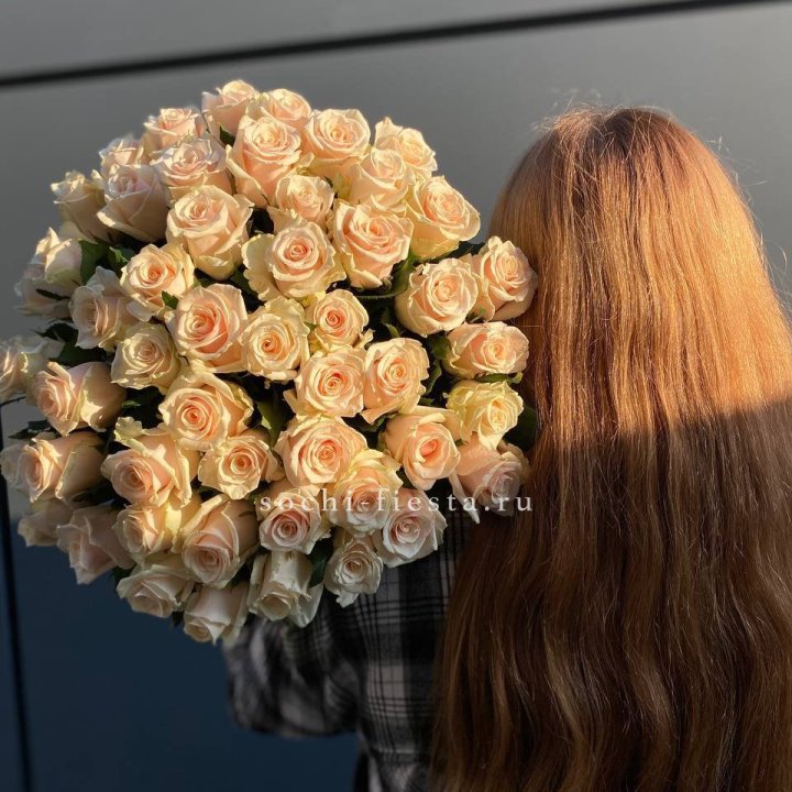 Охапка кремовых роз в Долгопрудном