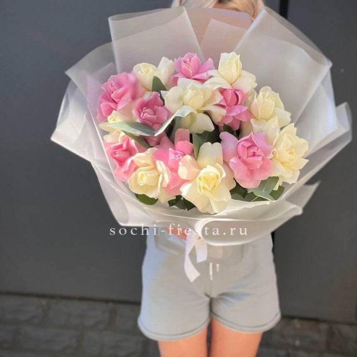 15 бело-розовых роз в Долгопрудном