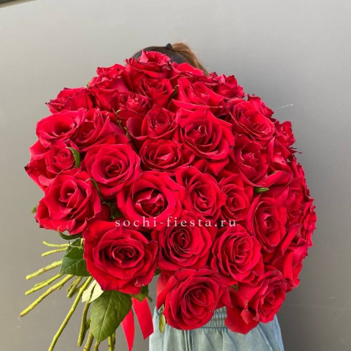 35 красных роз под ленту с доставкой в Долгопрудном