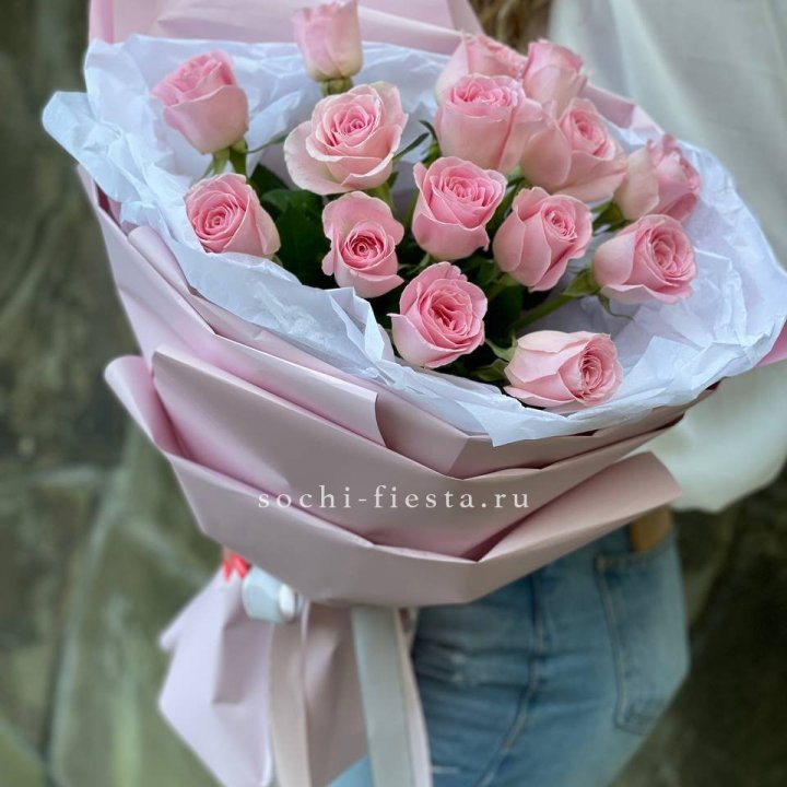 Розовые розы в авторском оформлении в Долгопрудном