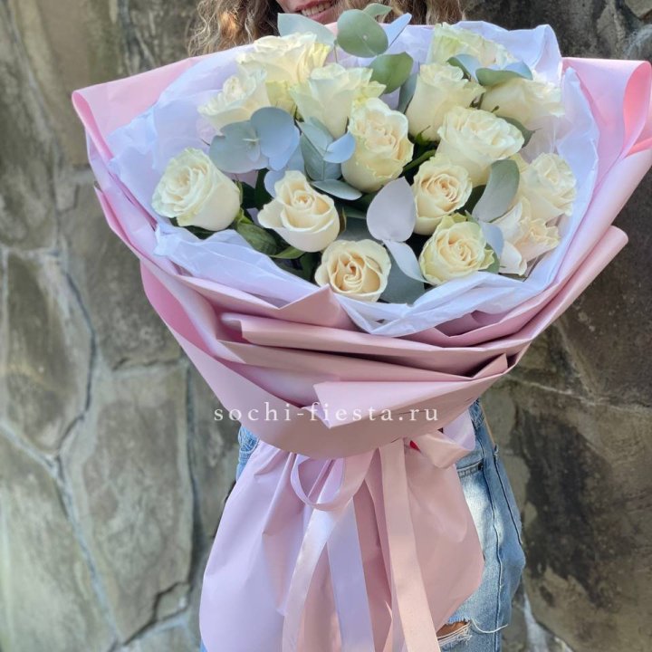 Белые розы в авторском оформлении с доставкой в Долгопрудном