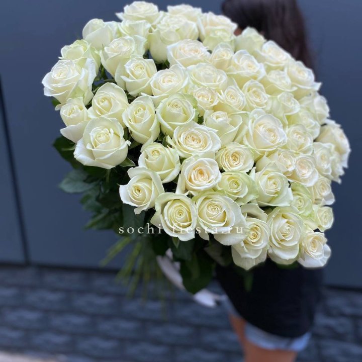 51 белоснежная высокая роза с доставкой в Долгопрудном