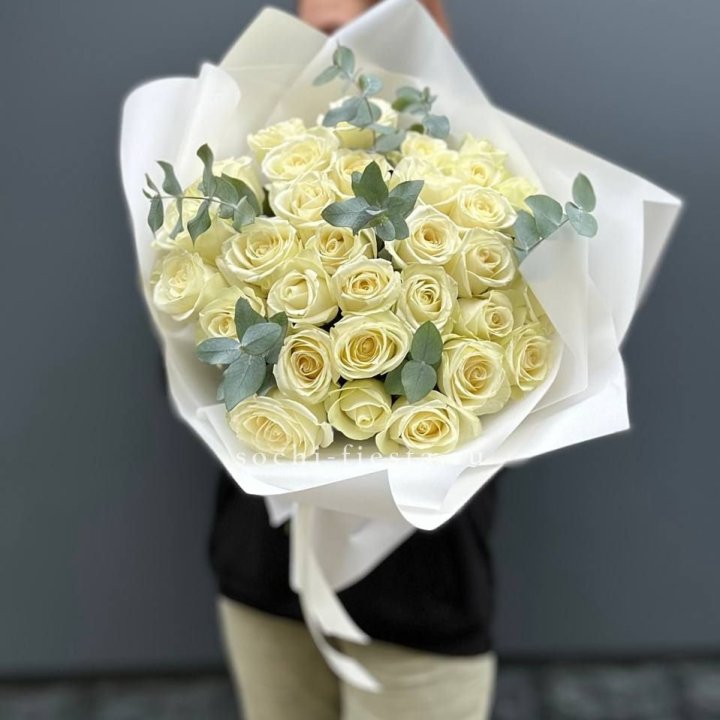 31 белая роза с эвкалиптом в Долгопрудном