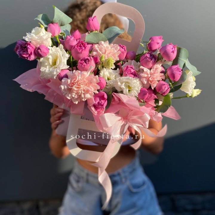 Сумочка с кустовой розой и диантусами в Долгопрудном